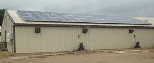 Фото 3. Установка солнечных панелей на свиноводческий корпус. Источнк: Acevedo, R. Университет Миннесоты.
