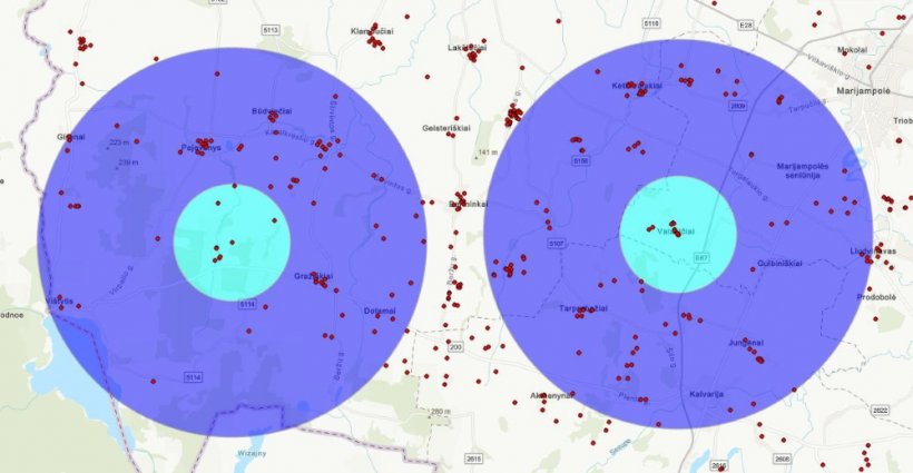 Первая вспышка АЧС (справа) и вторая вспышка АЧС (слева) с установленными зонами защиты и наблюдения, а также местами содержания свиней (красные точки). Источник: Государственная продовольственно-ветеринарная служба (VMVT).
